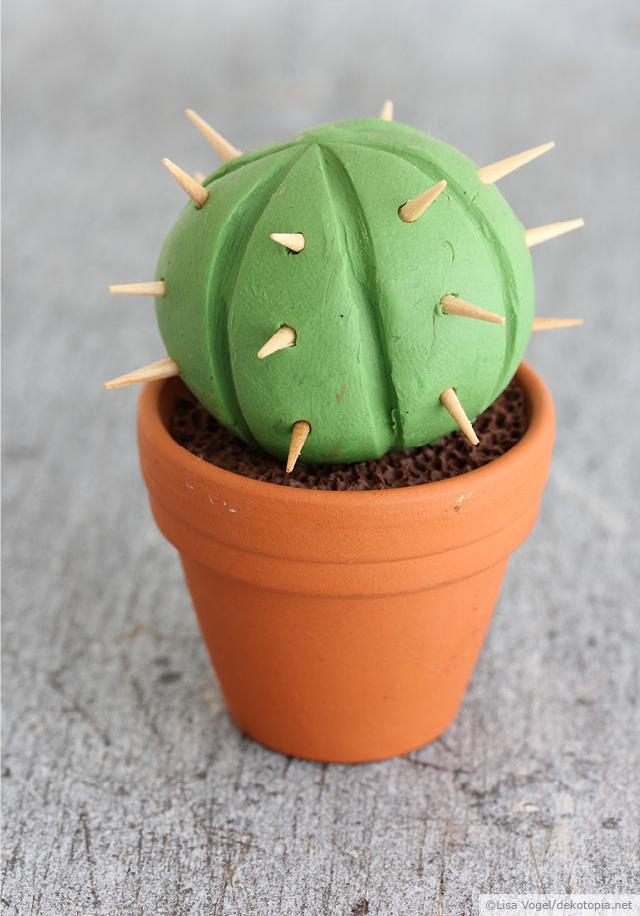 Mini Kaktus Deko aus Modelliermasse: DIY Basteln im Sommer